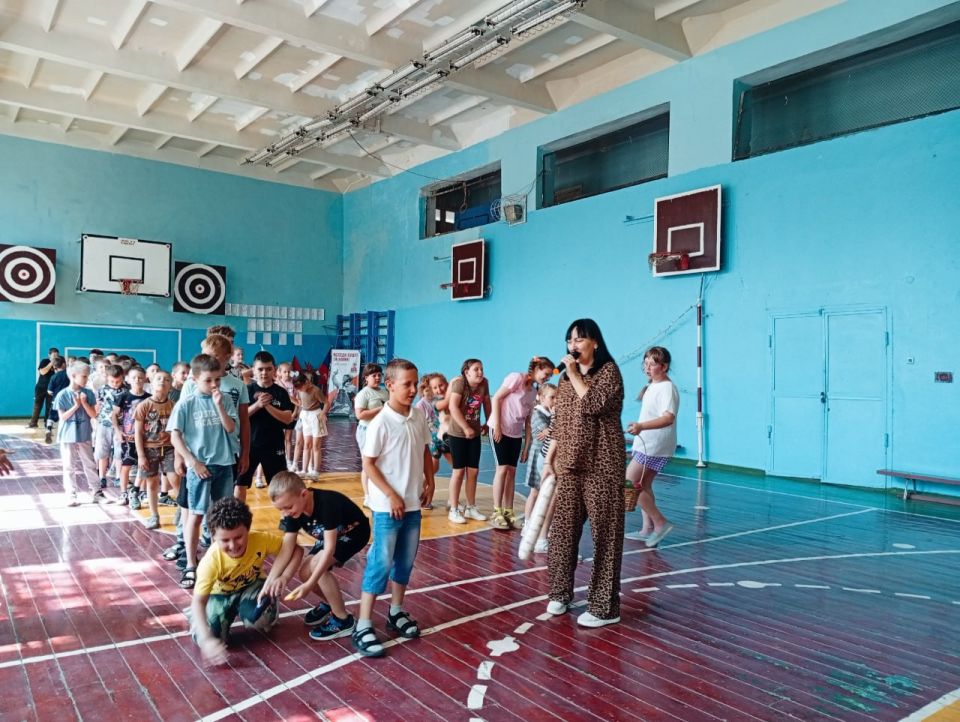 Сегодня культорганизатор Зугрэсского городского Дворца культуры Светлана Витальевна Богданова провела развлекательно-игровую программу для детей школьного лагеря ГБОУ "СШ № 17 г.о. Харцызск" Сегодня культорганизатор Зугрэсского городского Дворца культуры Светлана Витальевна Богданова провела развлекательно-игровую программу для детей школьного лагеря ГБОУ "СШ № 17 г.о. Харцызск"