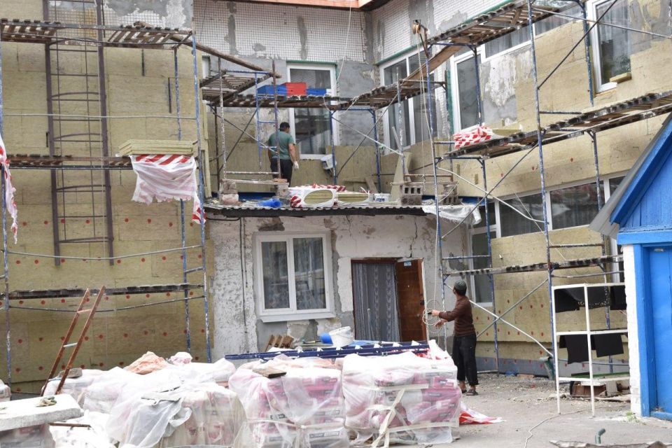 Владимирцы приступили к утеплению фасада детского сада в Кировском Владимирцы приступили к утеплению фасада детского сада в Кировском