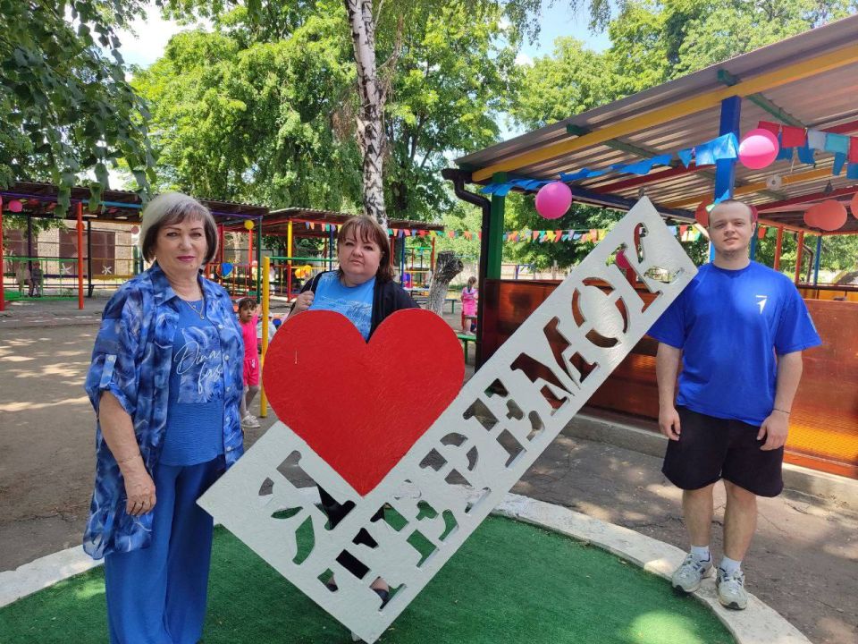 С Днём защиты детей!. К празднованию Дня защиты детей во все дошкольные учреждения Иловайска делегаты из Москвы - Вероника Абысова и Александр Аршанский передали ребятам подарки: спортивный инвентарь, игрушки, книжки... С Днём защиты детей!. К празднованию Дня защиты детей во все дошкольные учреждения Иловайска делегаты из Москвы - Вероника Абысова и Александр Аршанский передали ребятам подарки: спортивный инвентарь, игрушки, книжки...