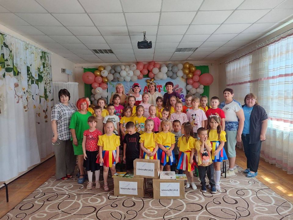 С Днём защиты детей!. К празднованию Дня защиты детей во все дошкольные учреждения Иловайска делегаты из Москвы - Вероника Абысова и Александр Аршанский передали ребятам подарки: спортивный инвентарь, игрушки, книжки...