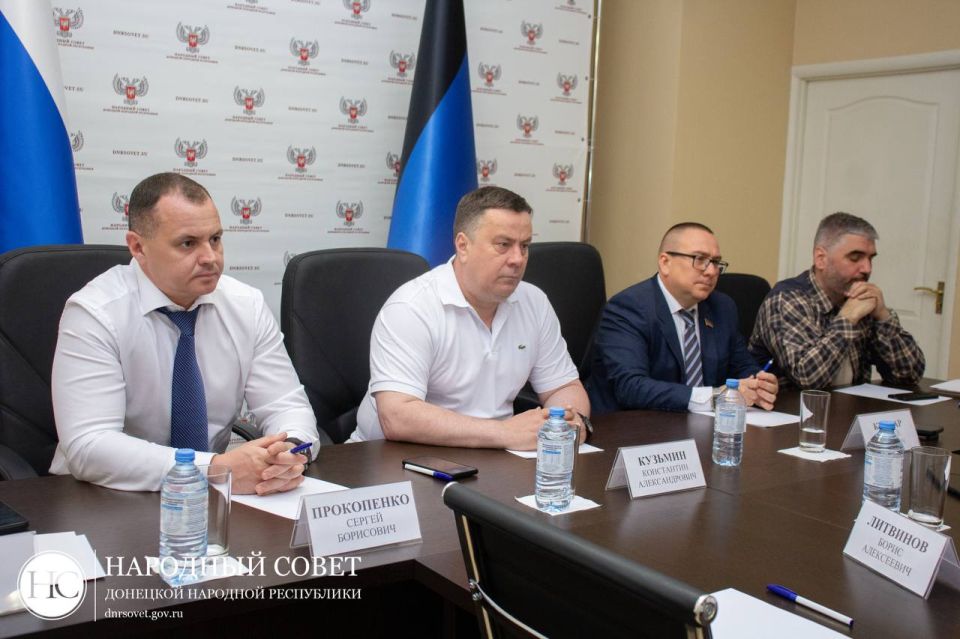Константин Кузьмин: Провел совещание с членами Президиума Народного Совета ДНР и председателями комитетов парламента Константин Кузьмин: Провел совещание с членами Президиума Народного Совета ДНР и председателями комитетов парламента