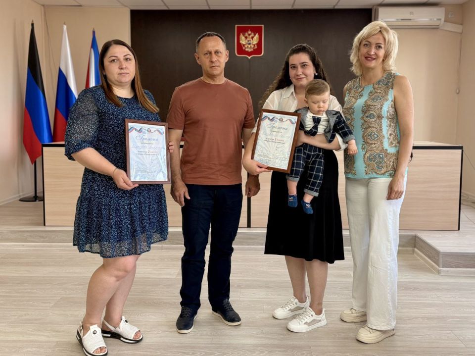 В честь Международного Дня защиты детей состоялась патриотическая акция «Парад колясок» партии "Единая Россия" и сегодня с удовольствием поздравили самых креативных участников В честь Международного Дня защиты детей состоялась патриотическая акция «Парад колясок» партии "Единая Россия" и сегодня с удовольствием поздравили самых креативных участников