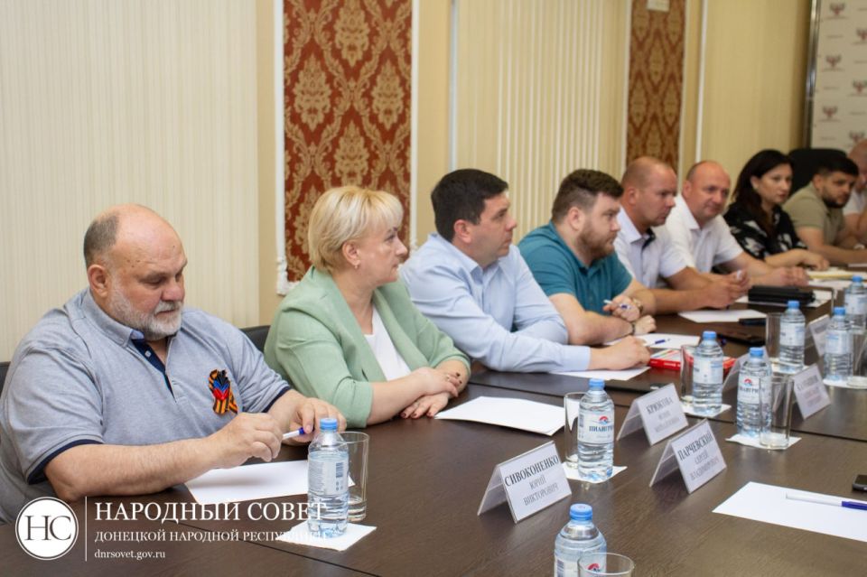 Константин Кузьмин: Провел совещание с членами Президиума Народного Совета ДНР и председателями комитетов парламента Константин Кузьмин: Провел совещание с членами Президиума Народного Совета ДНР и председателями комитетов парламента