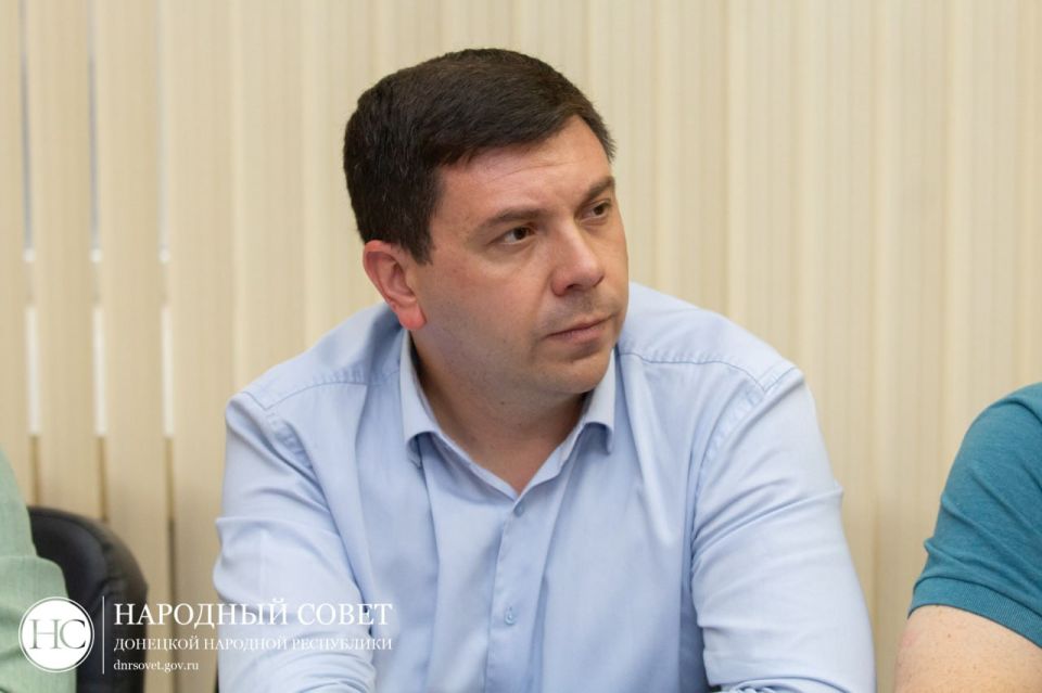 Константин Кузьмин: Провел совещание с членами Президиума Народного Совета ДНР и председателями комитетов парламента Константин Кузьмин: Провел совещание с членами Президиума Народного Совета ДНР и председателями комитетов парламента