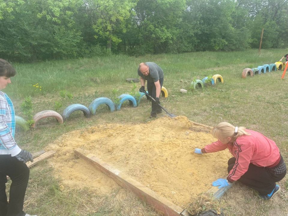 В честь праздника Международного дня соседей сотрудники Моспинского территориального управления администрации городского округа Донецк совместно с жителями с. Темрюк организовали ремонт и окрашивание детской площадки В честь праздника Международного дня соседей сотрудники Моспинского территориального управления администрации городского округа Донецк совместно с жителями с. Темрюк организовали ремонт и окрашивание детской площадки