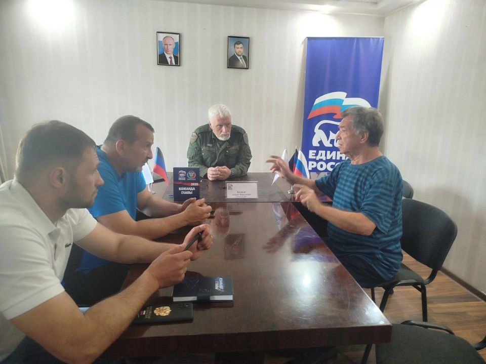 Состоялся прием граждан. Сегодня, 2 июня , в общественной приёмной Партии «Единая Россия» города Тореза депутат Народного Совета ДНР Бедило Андрей Николаевич провел прием граждан Состоялся прием граждан. Сегодня, 2 июня , в общественной приёмной Партии «Единая Россия» города Тореза депутат Народного Совета ДНР Бедило Андрей Николаевич провел прием граждан