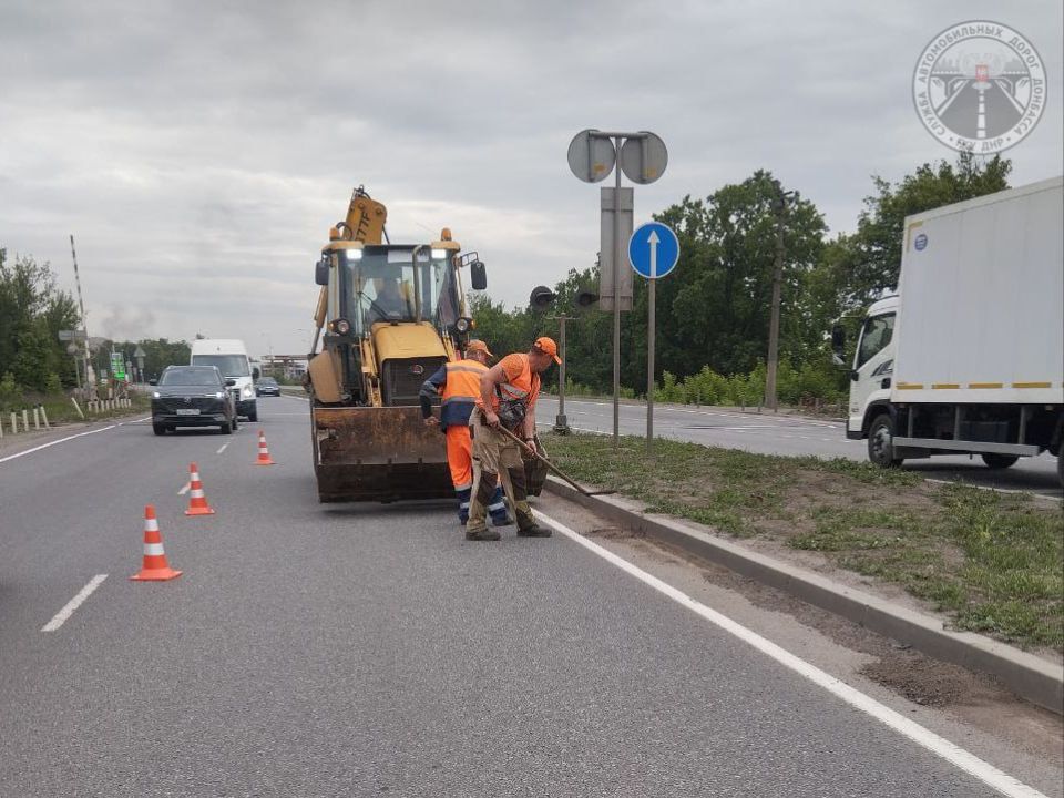 На выходных в рамках содержания силами ГКУ "Служба автомобильных дорог Донбасса" выполнен ямочный ремонт на трех участках автомобильных дорог общего пользования На выходных в рамках содержания силами ГКУ "Служба автомобильных дорог Донбасса" выполнен ямочный ремонт на трех участках автомобильных дорог общего пользования