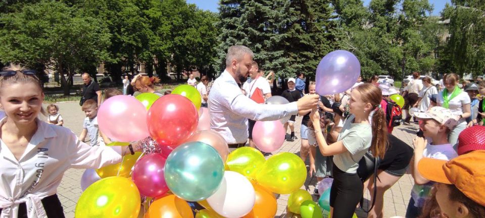 2 июня в МБУ «Городской дворец культуры им. В. Г. Кирсановой» (ДК ЯКХЗ), по партийному проекту «Крепкая семья» Всероссийской политической партии «Единая Россия», состоялся праздничный концерт «Звонкое лето – детства... 2 июня в МБУ «Городской дворец культуры им. В. Г. Кирсановой» (ДК ЯКХЗ), по партийному проекту «Крепкая семья» Всероссийской политической партии «Единая Россия», состоялся праздничный концерт «Звонкое лето – детства...