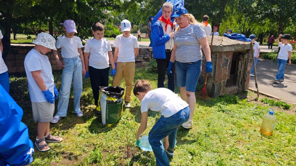 В рамках партийного проекта «Зеленая экономика» активисты первичного отделения Всероссийской политической партии «Единая Россия» №198 г. Донецк высадили ели В рамках партийного проекта «Зеленая экономика» активисты первичного отделения Всероссийской политической партии «Единая Россия» №198 г. Донецк высадили ели