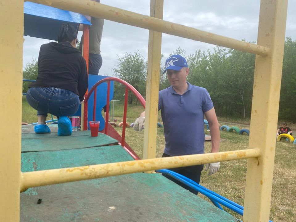 В честь праздника Международного дня соседей сотрудники Моспинского территориального управления администрации городского округа Донецк совместно с жителями с. Темрюк организовали ремонт и окрашивание детской площадки В честь праздника Международного дня соседей сотрудники Моспинского территориального управления администрации городского округа Донецк совместно с жителями с. Темрюк организовали ремонт и окрашивание детской площадки