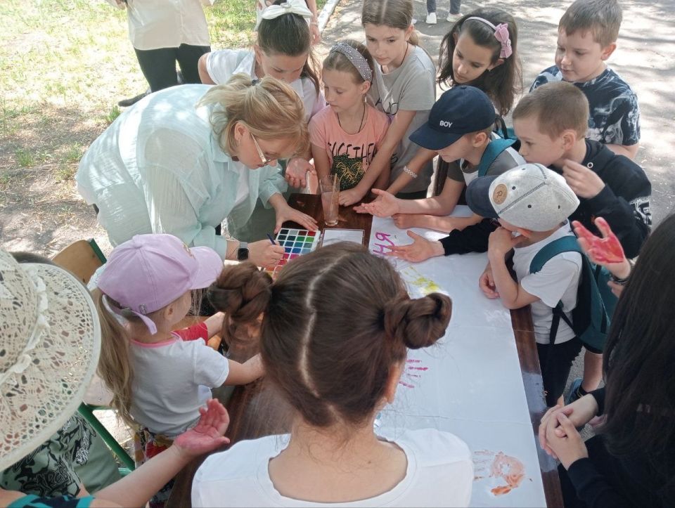 Все мы родом из детства.. В этом году Пролетарский район с особым энтузиазмом подготовился к одному из самых светлых и добрых праздников — Дню защиты детей. В преддверии праздника в районе было организовано много ярких... Все мы родом из детства.. В этом году Пролетарский район с особым энтузиазмом подготовился к одному из самых светлых и добрых праздников — Дню защиты детей. В преддверии праздника в районе было организовано много ярких...