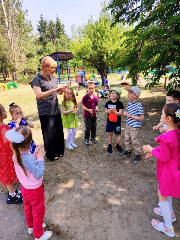 2 июня сотрудники Зуевской библиотеки-филиала №5 подготовили для ребят ГКДОУ «Детский сад №13 г.о. Харцызск» литературную карусель «Вас ждут на острове чтения», посвященной Международному дню защиты детей 2 июня сотрудники Зуевской библиотеки-филиала №5 подготовили для ребят ГКДОУ «Детский сад №13 г.о. Харцызск» литературную карусель «Вас ждут на острове чтения», посвященной Международному дню защиты детей