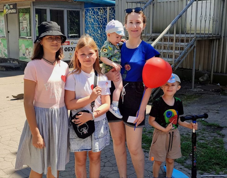 Акция против абортов "МАМА, я буду тебе улыбаться" в Торезе Акция против абортов "МАМА, я буду тебе улыбаться" в Торезе