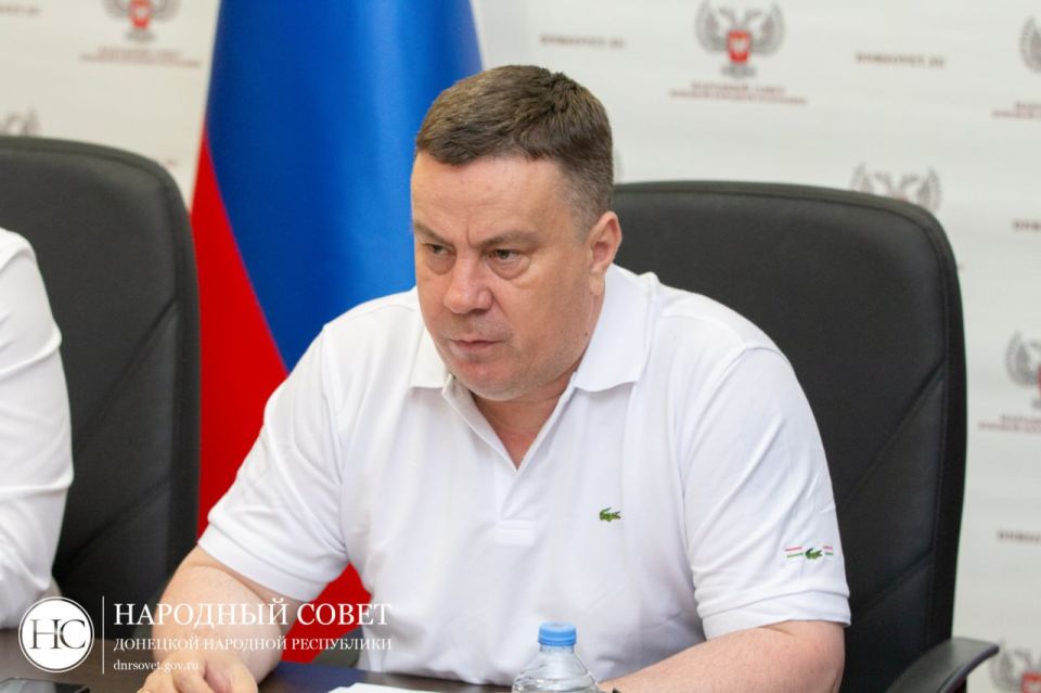 Константин Кузьмин: Провел совещание с членами Президиума Народного Совета ДНР и председателями комитетов парламента Константин Кузьмин: Провел совещание с членами Президиума Народного Совета ДНР и председателями комитетов парламента
