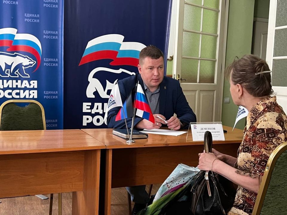 Заместитель главы администрации Енакиево провел прием граждан в общественной приемной "Единой России" Заместитель главы администрации Енакиево провел прием граждан в общественной приемной "Единой России"
