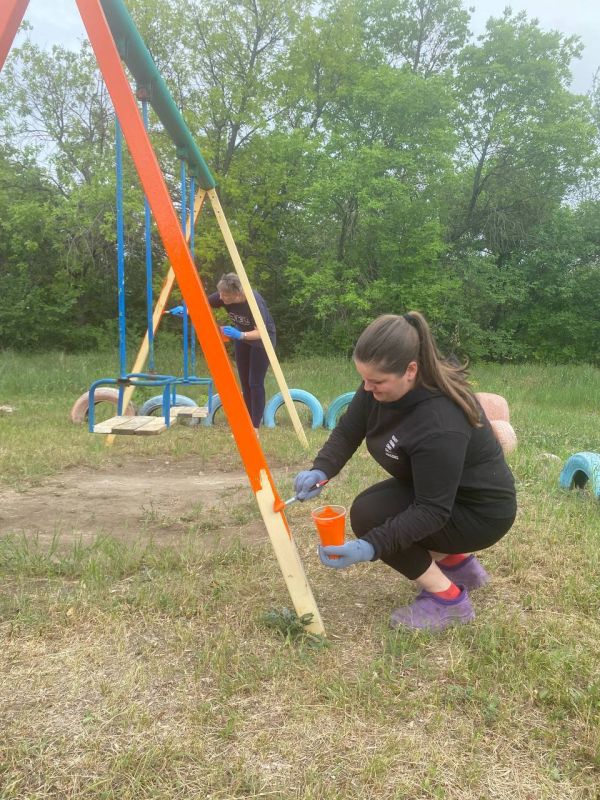В честь праздника Международного дня соседей сотрудники Моспинского территориального управления администрации городского округа Донецк совместно с жителями с. Темрюк организовали ремонт и окрашивание детской площадки В честь праздника Международного дня соседей сотрудники Моспинского территориального управления администрации городского округа Донецк совместно с жителями с. Темрюк организовали ремонт и окрашивание детской площадки