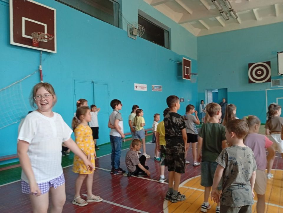 Сегодня культорганизатор Зугрэсского городского Дворца культуры Светлана Витальевна Богданова провела развлекательно-игровую программу для детей школьного лагеря ГБОУ "СШ № 17 г.о. Харцызск" Сегодня культорганизатор Зугрэсского городского Дворца культуры Светлана Витальевна Богданова провела развлекательно-игровую программу для детей школьного лагеря ГБОУ "СШ № 17 г.о. Харцызск"