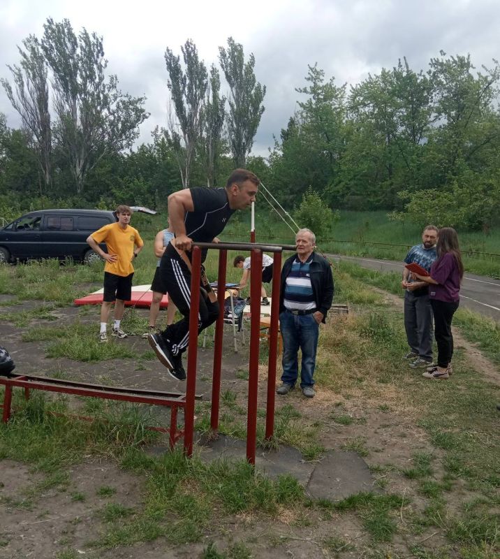 31.05.2025 на городском стадионе состоялось личное первенство города Харцызска по воркауту 31.05.2025 на городском стадионе состоялось личное первенство города Харцызска по воркауту