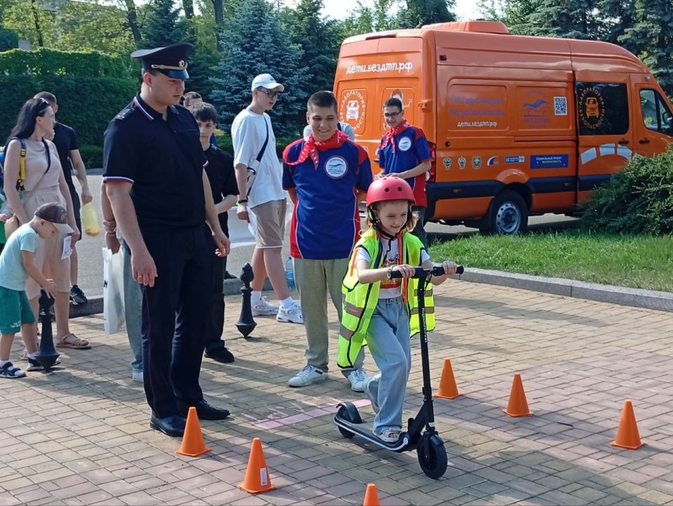 Сотрудники ГАИ провели для детей игровое занятие по безопасной езде на самокате Сотрудники ГАИ провели для детей игровое занятие по безопасной езде на самокате