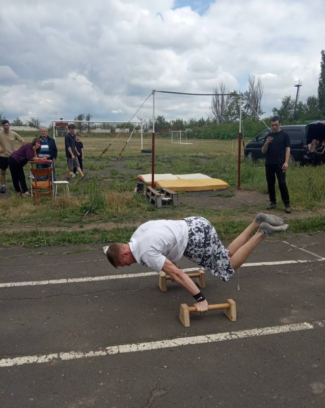 31.05.2025 на городском стадионе состоялось личное первенство города Харцызска по воркауту 31.05.2025 на городском стадионе состоялось личное первенство города Харцызска по воркауту