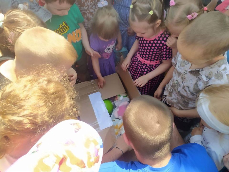 С Днём защиты детей!. К празднованию Дня защиты детей во все дошкольные учреждения Иловайска делегаты из Москвы - Вероника Абысова и Александр Аршанский передали ребятам подарки: спортивный инвентарь, игрушки, книжки... С Днём защиты детей!. К празднованию Дня защиты детей во все дошкольные учреждения Иловайска делегаты из Москвы - Вероника Абысова и Александр Аршанский передали ребятам подарки: спортивный инвентарь, игрушки, книжки...