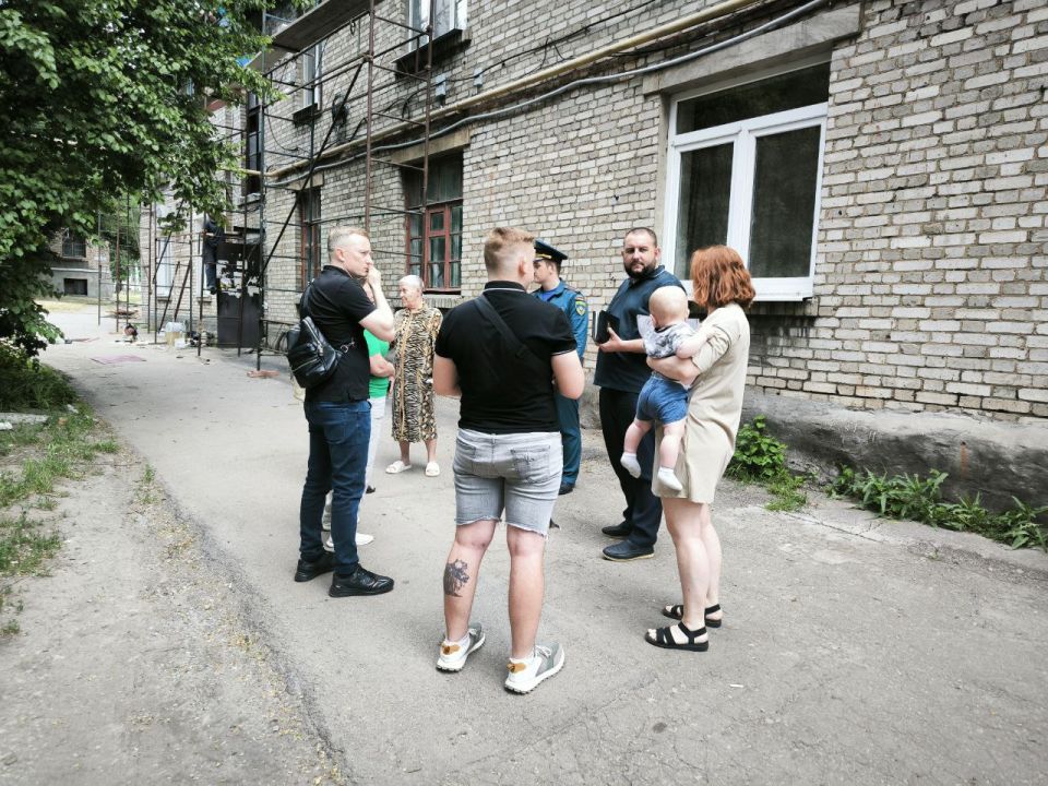 Продолжаются встречи с жителями Ленинского района города Донецка Продолжаются встречи с жителями Ленинского района города Донецка