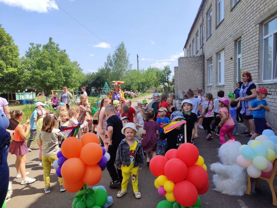 С Днём защиты детей!. К празднованию Дня защиты детей во все дошкольные учреждения Иловайска делегаты из Москвы - Вероника Абысова и Александр Аршанский передали ребятам подарки: спортивный инвентарь, игрушки, книжки... С Днём защиты детей!. К празднованию Дня защиты детей во все дошкольные учреждения Иловайска делегаты из Москвы - Вероника Абысова и Александр Аршанский передали ребятам подарки: спортивный инвентарь, игрушки, книжки...