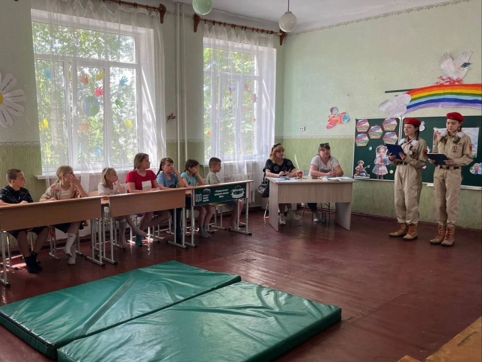 День Защиты детей. Юнармейцы отряда ВПК"Пламя", местного отделения городского округа Харцызска СШ № 4, ученицы из 8-А класса Мокровуз Виктория и Иващенко Мария, в пришкольном лагере «Светлячок» провели познавательную... День Защиты детей. Юнармейцы отряда ВПК"Пламя", местного отделения городского округа Харцызска СШ № 4, ученицы из 8-А класса Мокровуз Виктория и Иващенко Мария, в пришкольном лагере «Светлячок» провели познавательную...