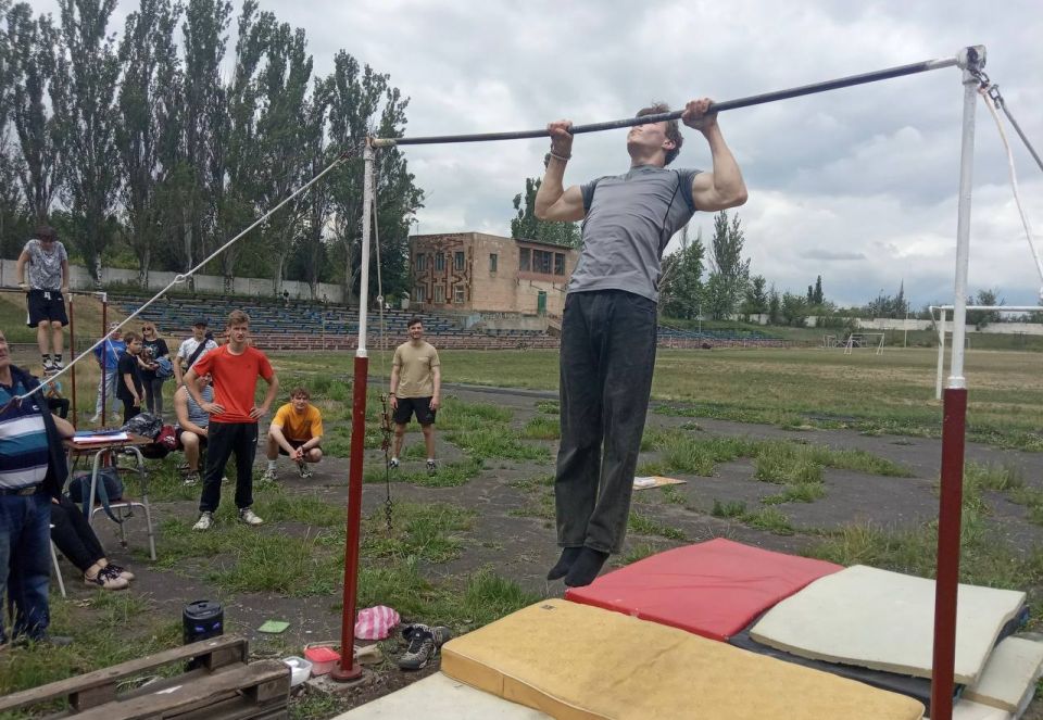 31.05.2025 на городском стадионе состоялось личное первенство города Харцызска по воркауту 31.05.2025 на городском стадионе состоялось личное первенство города Харцызска по воркауту