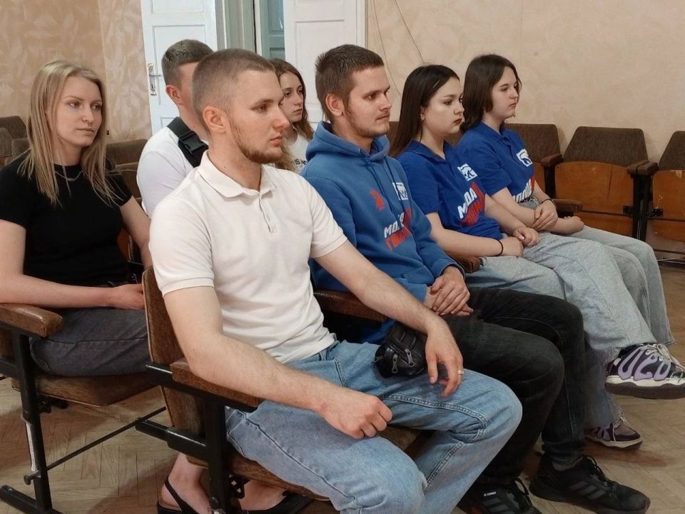 Пообщались на равных. Представители молодёжных общественных организаций местных штабов "Молодой Республики" и "Молодой Гвардии Единой России" ДНР, "Народной Дружины" и "Движения Первых" пообщались с главой муниципалитета... Пообщались на равных. Представители молодёжных общественных организаций местных штабов "Молодой Республики" и "Молодой Гвардии Единой России" ДНР, "Народной Дружины" и "Движения Первых" пообщались с главой муниципалитета...