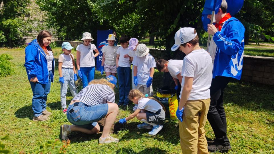 В рамках партийного проекта «Зеленая экономика» активисты первичного отделения Всероссийской политической партии «Единая Россия» №198 г. Донецк высадили ели В рамках партийного проекта «Зеленая экономика» активисты первичного отделения Всероссийской политической партии «Единая Россия» №198 г. Донецк высадили ели