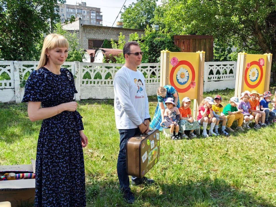 У «Солнышка» в гостях. Начался день чудес, которые от души дарили детворе гости, в детском саду № 5 «Солнышко» У «Солнышка» в гостях. Начался день чудес, которые от души дарили детворе гости, в детском саду № 5 «Солнышко»