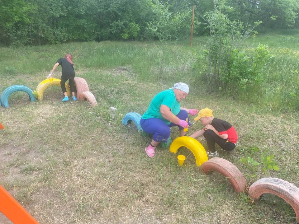 В честь праздника Международного дня соседей сотрудники Моспинского территориального управления администрации городского округа Донецк совместно с жителями с. Темрюк организовали ремонт и окрашивание детской площадки В честь праздника Международного дня соседей сотрудники Моспинского территориального управления администрации городского округа Донецк совместно с жителями с. Темрюк организовали ремонт и окрашивание детской площадки