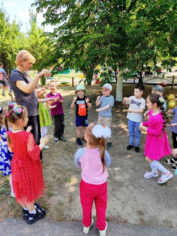 2 июня сотрудники Зуевской библиотеки-филиала №5 подготовили для ребят ГКДОУ «Детский сад №13 г.о. Харцызск» литературную карусель «Вас ждут на острове чтения», посвященной Международному дню защиты детей 2 июня сотрудники Зуевской библиотеки-филиала №5 подготовили для ребят ГКДОУ «Детский сад №13 г.о. Харцызск» литературную карусель «Вас ждут на острове чтения», посвященной Международному дню защиты детей