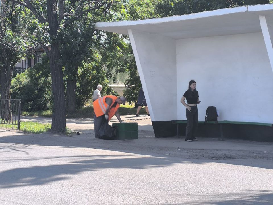МУП администрации города Тореза "Благоустройство" продолжает выполнять работы по покосу сорных и карантинных трав, покраске и уборке автобусных павильонов на территории городского округа Торез МУП администрации города Тореза "Благоустройство" продолжает выполнять работы по покосу сорных и карантинных трав, покраске и уборке автобусных павильонов на территории городского округа Торез