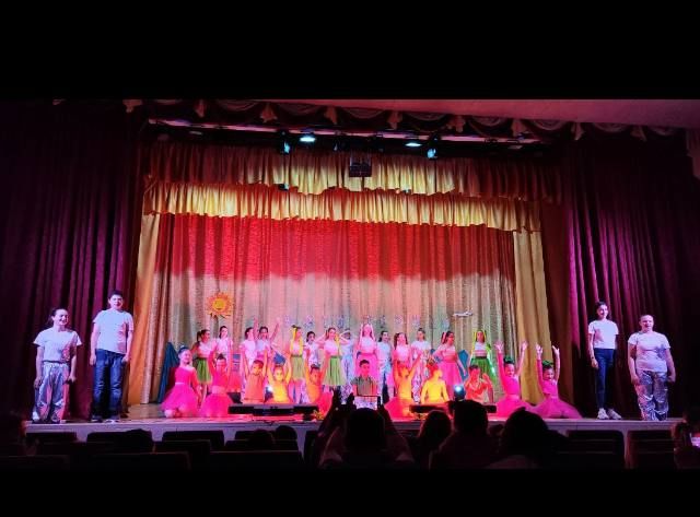 В Урзуфе в рамках проекта «Культура малой Родины» проведена увлекательная концертно-развлекательная программа «Детство - лучшая планета» ко Дню защиты детей В Урзуфе в рамках проекта «Культура малой Родины» проведена увлекательная концертно-развлекательная программа «Детство - лучшая планета» ко Дню защиты детей