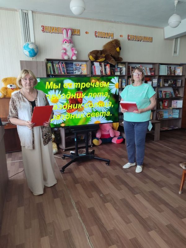 Праздник в библиотеке. «Мы встречаем праздник лета, праздник солнца, праздник света», под таким названием в библиотеке-филиале № 11 для ребят из пришкольного лагеря «Новое поколение» школы № 8 состоялась конкурсно- игровая... Праздник в библиотеке. «Мы встречаем праздник лета, праздник солнца, праздник света», под таким названием в библиотеке-филиале № 11 для ребят из пришкольного лагеря «Новое поколение» школы № 8 состоялась конкурсно- игровая...