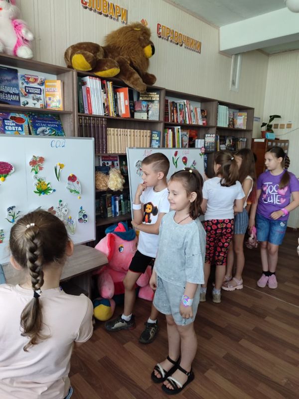 Праздник в библиотеке. «Мы встречаем праздник лета, праздник солнца, праздник света», под таким названием в библиотеке-филиале № 11 для ребят из пришкольного лагеря «Новое поколение» школы № 8 состоялась конкурсно- игровая... Праздник в библиотеке. «Мы встречаем праздник лета, праздник солнца, праздник света», под таким названием в библиотеке-филиале № 11 для ребят из пришкольного лагеря «Новое поколение» школы № 8 состоялась конкурсно- игровая...