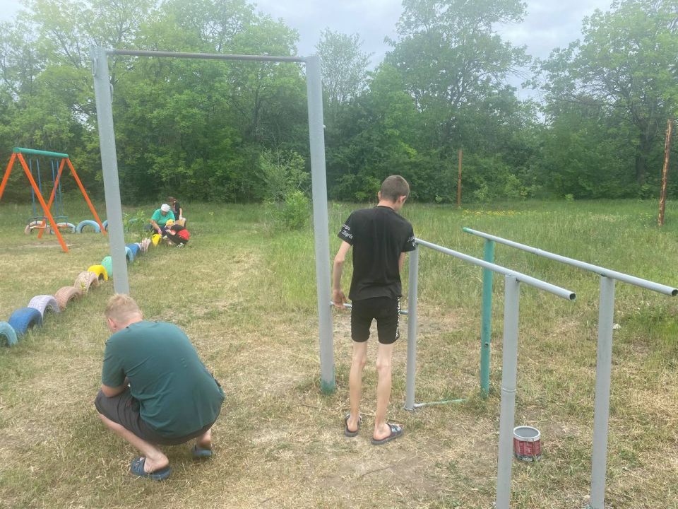 В честь праздника Международного дня соседей сотрудники Моспинского территориального управления администрации городского округа Донецк совместно с жителями с. Темрюк организовали ремонт и окрашивание детской площадки В честь праздника Международного дня соседей сотрудники Моспинского территориального управления администрации городского округа Донецк совместно с жителями с. Темрюк организовали ремонт и окрашивание детской площадки