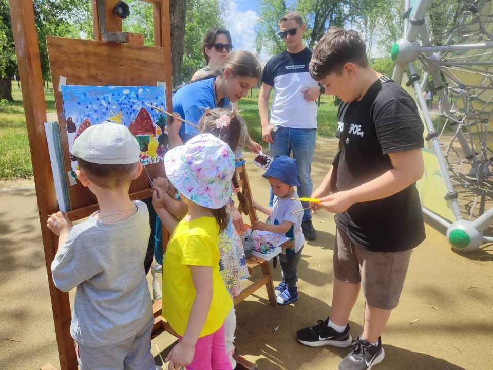 Елена Рязанцева: Все мы родом из детства.. В этом году Пролетарский район с особым энтузиазмом подготовился к одному из самых светлых и добрых праздников — Дню защиты детей. В преддверии праздника в районе было... Елена Рязанцева: Все мы родом из детства.. В этом году Пролетарский район с особым энтузиазмом подготовился к одному из самых светлых и добрых праздников — Дню защиты детей. В преддверии праздника в районе было...