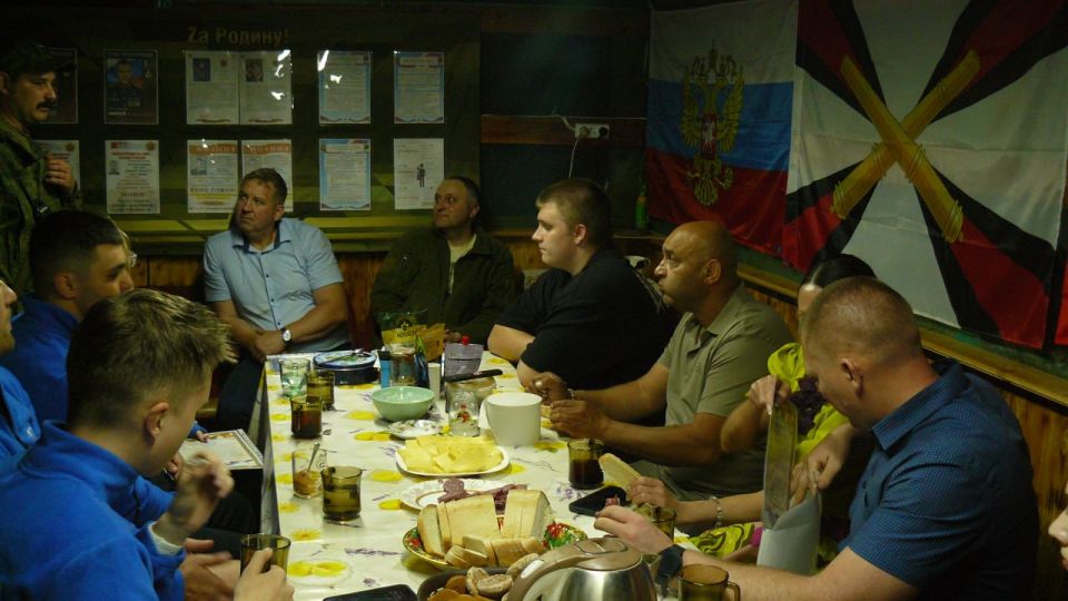 Адресная помощь бойцам. Уже по традиции с приездом Вероники Абысовой и Александра Аршанского, а также волонтеров центра Дома Народного Единства состоялась очередная поездка к нашим бойцам в расположение, правда в этот раз... Адресная помощь бойцам. Уже по традиции с приездом Вероники Абысовой и Александра Аршанского, а также волонтеров центра Дома Народного Единства состоялась очередная поездка к нашим бойцам в расположение, правда в этот раз...