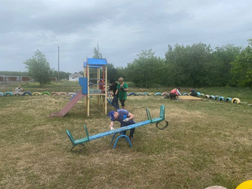 В честь праздника Международного дня соседей сотрудники Моспинского территориального управления администрации городского округа Донецк совместно с жителями с. Темрюк организовали ремонт и окрашивание детской площадки В честь праздника Международного дня соседей сотрудники Моспинского территориального управления администрации городского округа Донецк совместно с жителями с. Темрюк организовали ремонт и окрашивание детской площадки