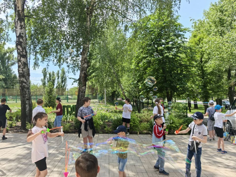 Летние каникулы начинаются с праздника! Именно так они начались для ребят, посещающих летнюю площадку при общеобразовательной школе № 7 Летние каникулы начинаются с праздника! Именно так они начались для ребят, посещающих летнюю площадку при общеобразовательной школе № 7