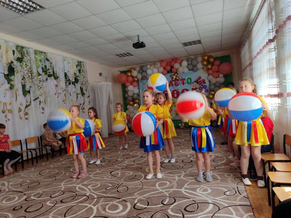 С Днём защиты детей!. К празднованию Дня защиты детей во все дошкольные учреждения Иловайска делегаты из Москвы - Вероника Абысова и Александр Аршанский передали ребятам подарки: спортивный инвентарь, игрушки, книжки... С Днём защиты детей!. К празднованию Дня защиты детей во все дошкольные учреждения Иловайска делегаты из Москвы - Вероника Абысова и Александр Аршанский передали ребятам подарки: спортивный инвентарь, игрушки, книжки...