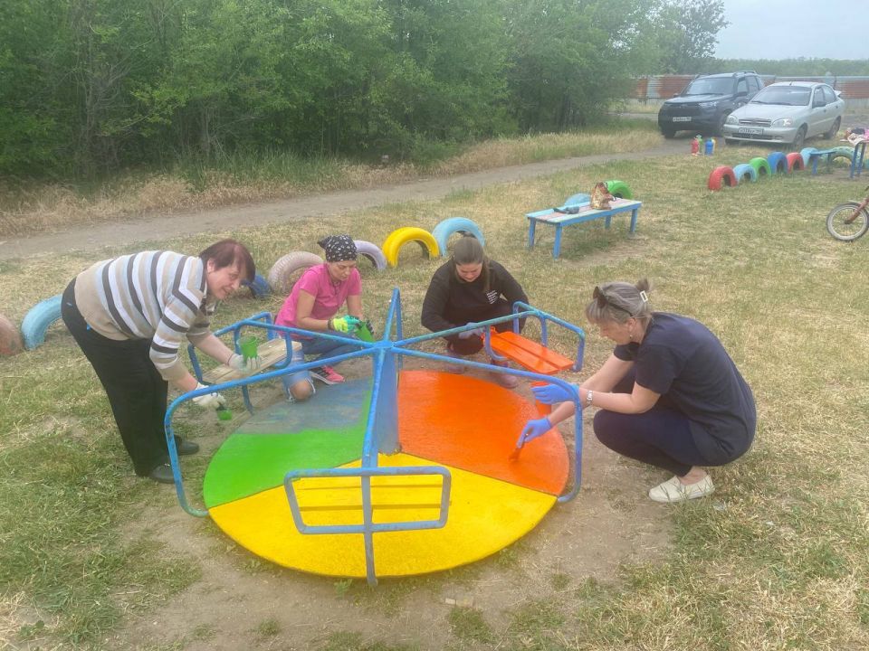 В честь праздника Международного дня соседей сотрудники Моспинского территориального управления администрации городского округа Донецк совместно с жителями с. Темрюк организовали ремонт и окрашивание детской площадки В честь праздника Международного дня соседей сотрудники Моспинского территориального управления администрации городского округа Донецк совместно с жителями с. Темрюк организовали ремонт и окрашивание детской площадки