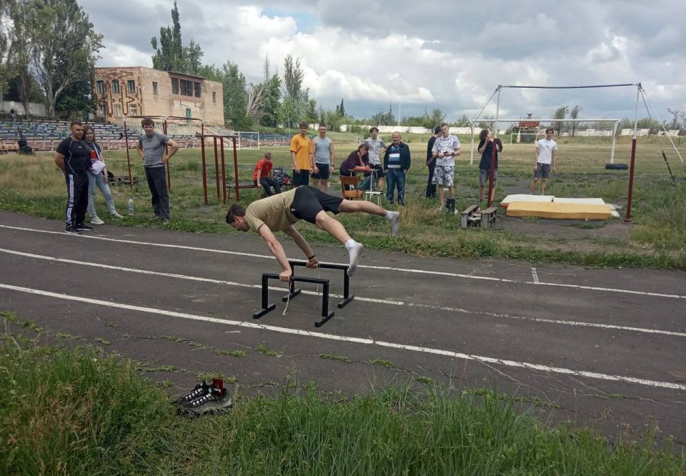 31.05.2025 на городском стадионе состоялось личное первенство города Харцызска по воркауту 31.05.2025 на городском стадионе состоялось личное первенство города Харцызска по воркауту