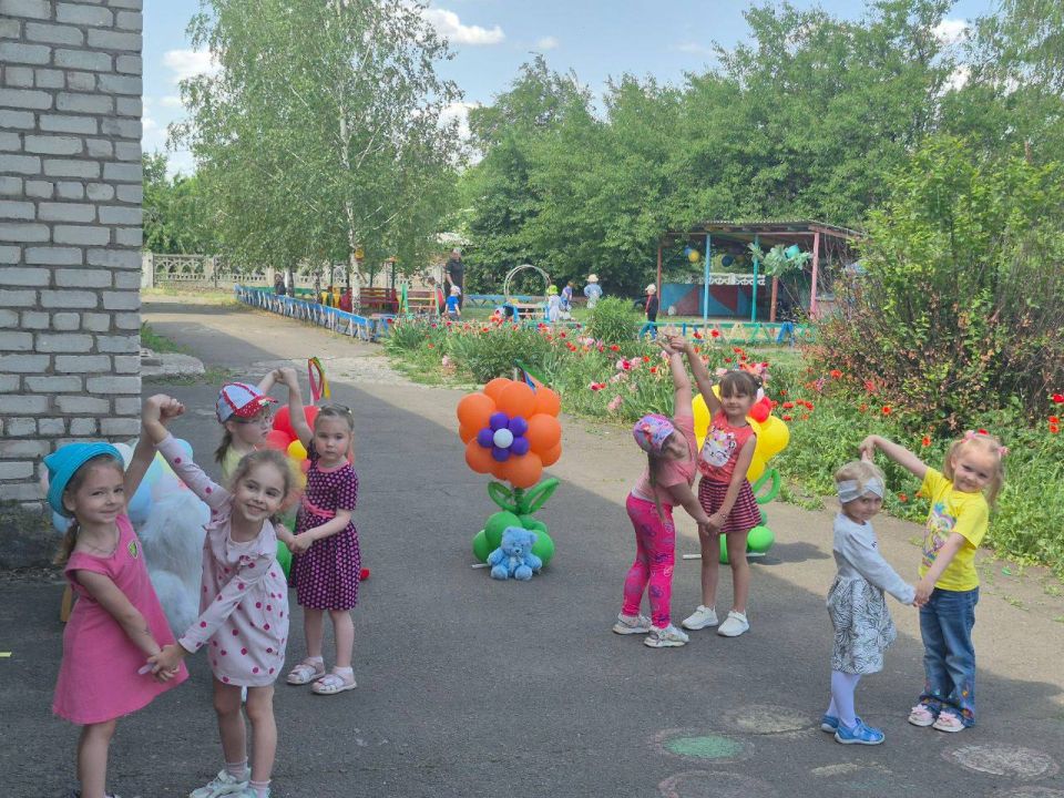 С Днём защиты детей!. К празднованию Дня защиты детей во все дошкольные учреждения Иловайска делегаты из Москвы - Вероника Абысова и Александр Аршанский передали ребятам подарки: спортивный инвентарь, игрушки, книжки... С Днём защиты детей!. К празднованию Дня защиты детей во все дошкольные учреждения Иловайска делегаты из Москвы - Вероника Абысова и Александр Аршанский передали ребятам подарки: спортивный инвентарь, игрушки, книжки...