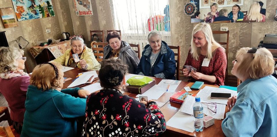 Арт-терапия для женщин в клубе "Рассвет" Арт-терапия для женщин в клубе "Рассвет"