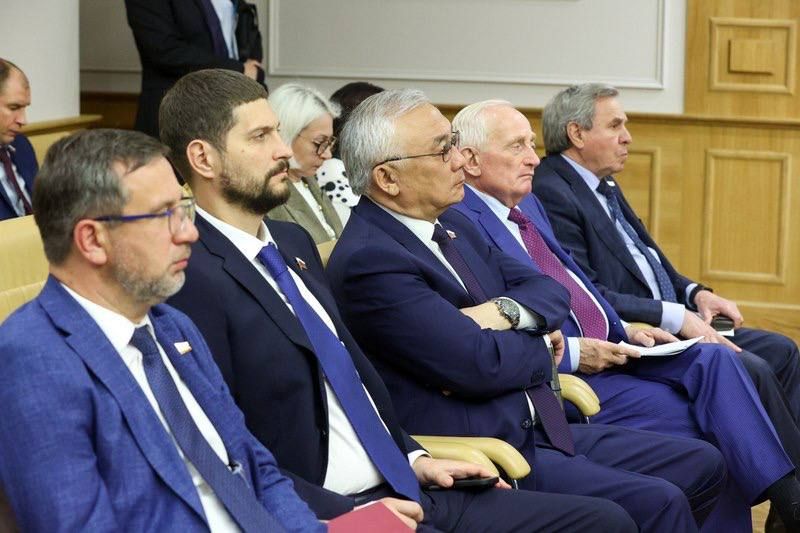 Александр Волошин: #работа_в_СФ. Сегодня в Совете Федерации под председательством Валентины Ивановны Матвиенко состоялась встреча сенаторов с Министром экономического развития РФ Максимом Решетниковым в формате «открытого... Александр Волошин: #работа_в_СФ. Сегодня в Совете Федерации под председательством Валентины Ивановны Матвиенко состоялась встреча сенаторов с Министром экономического развития РФ Максимом Решетниковым в формате «открытого...