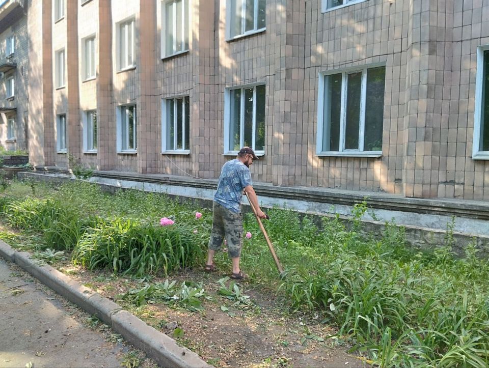 В Кировском внутригородском районе продолжаются работы по покосу травы В Кировском внутригородском районе продолжаются работы по покосу травы